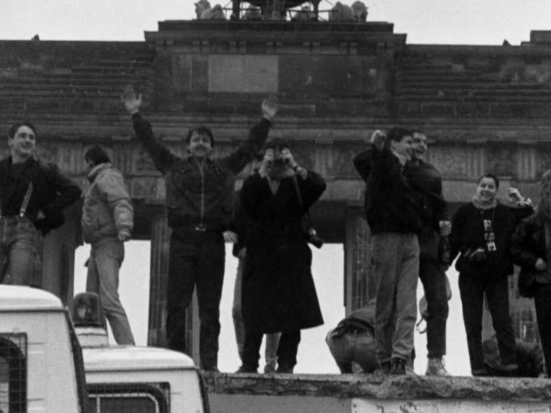 Un gruppo di manifestanti festeggia la caduta del Muro di Berlino (foto LaPresse)