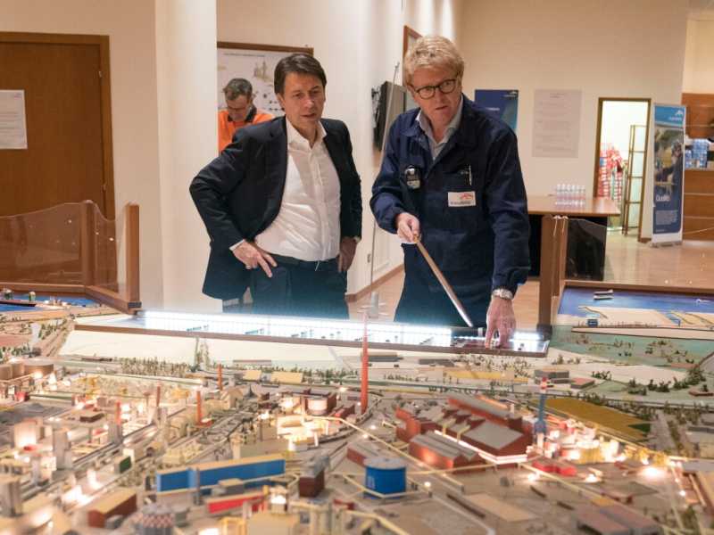 Il presidente del Consiglio Giuseppe Conte incontra gli operai dell'ex Ilva (foto LaPresse)