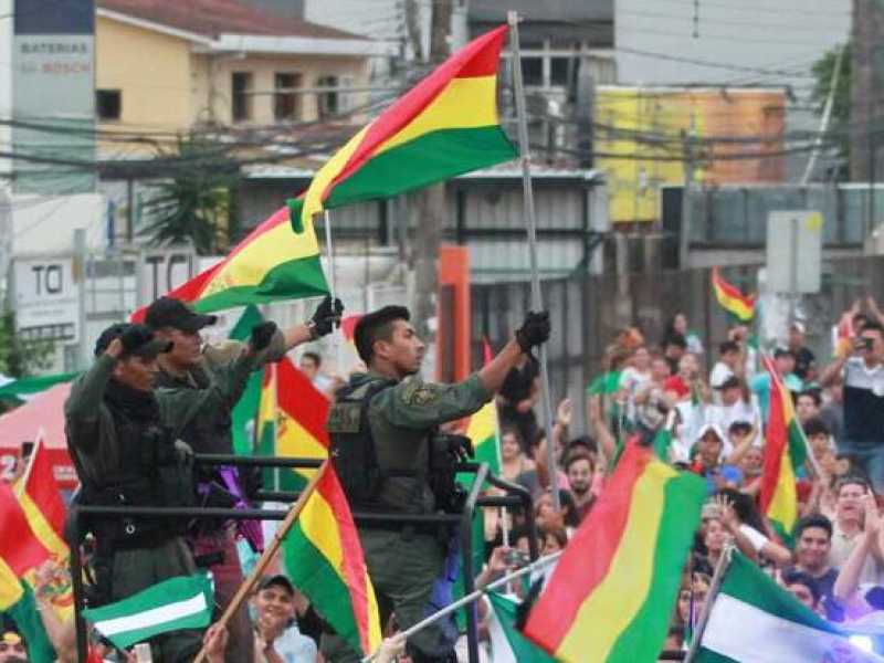 Manifestanti a Santa Cruz celebrano le dimissioni del presidente boliviano Evo Morales (foto LaPresse)