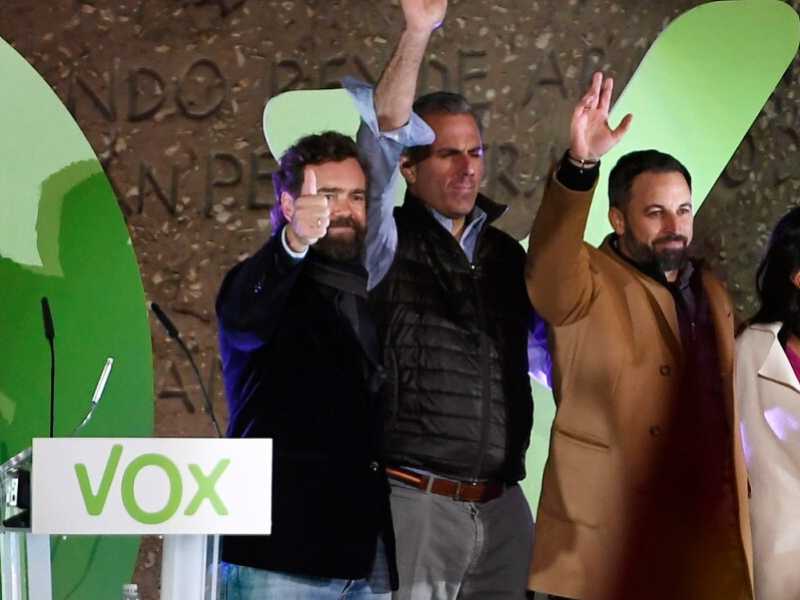 Il leader di Vox Santiago Abascal assieme ad altri vertici del partito durante l'ultimo comizio prima delle elezioni di domenica 10 novembre (foto LaPresse)