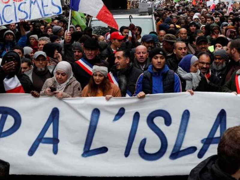 Manifestanti partecipano alla marcia contro l'islamofobia a Parigi (foto LaPresse)