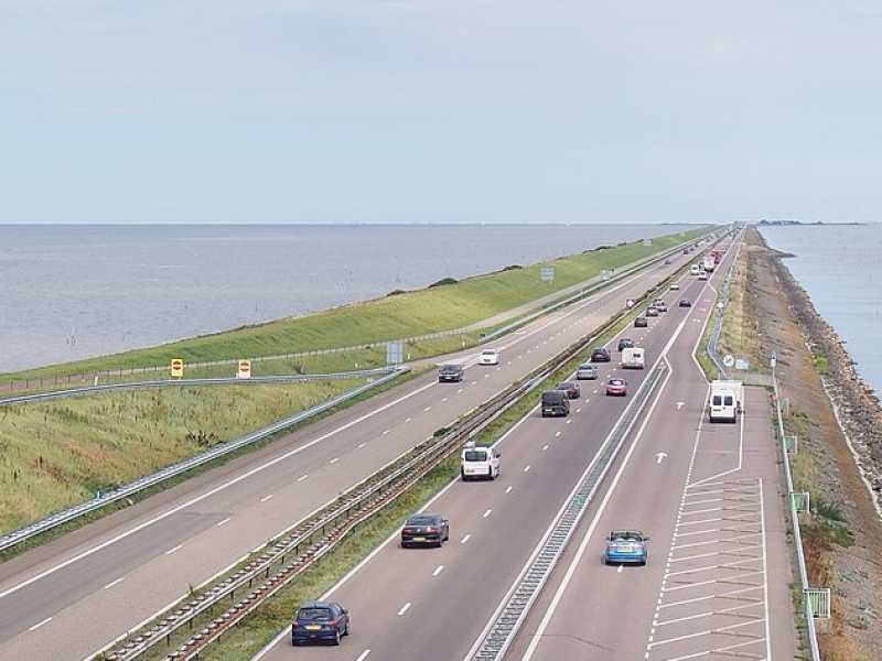 Vista sulla diga di Afsluitdĳk (foto Wikimedia Commons)