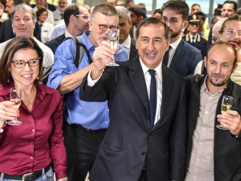 Il sindaco di Milano Beppe Sala alla riapertura dell'aeroporto di Linate (foto LaPresse)