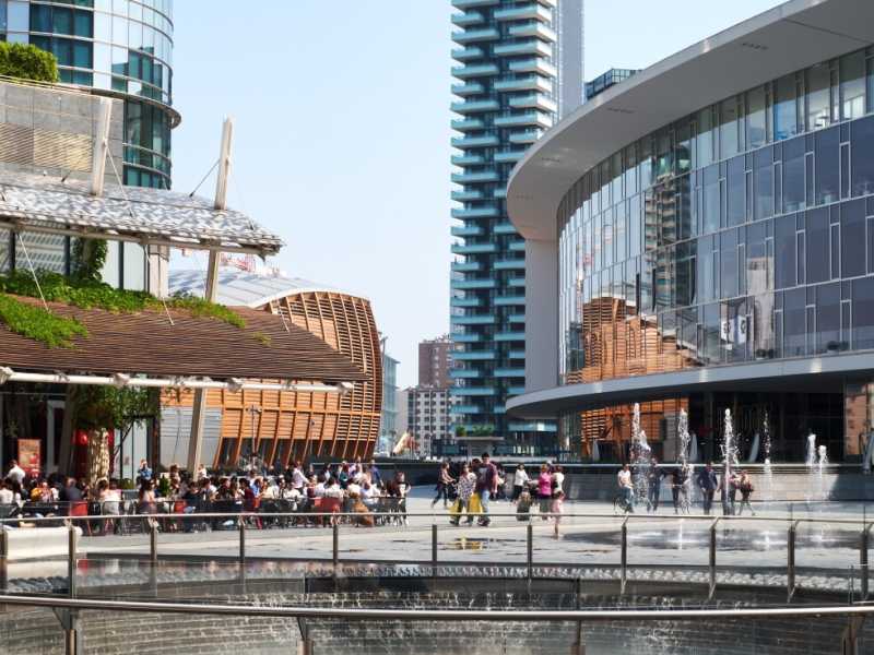 Piazza Gae Aulenti a Milano (foto LaPresse)