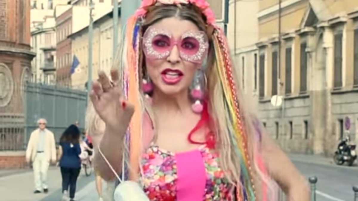 Immagine di Il demi monde milanese guarda i video di Valeria Vapor