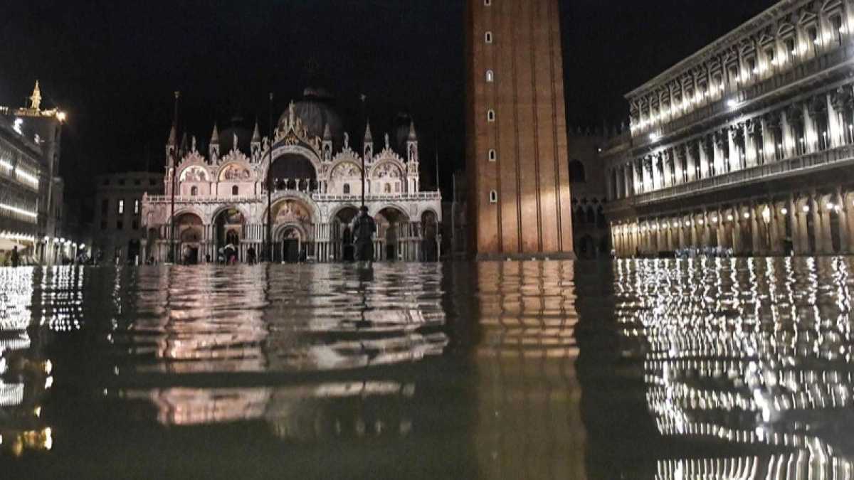 Immagine di Venezia e la laguna, un delicato ingranaggio rotto da onde luride e veloci