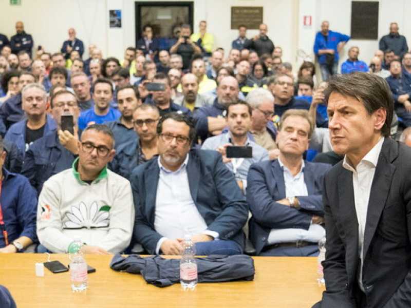 Il presidente del Consiglio Giuseppe Conte incontra gli operai dell'ex Ilva (foto LaPresse)