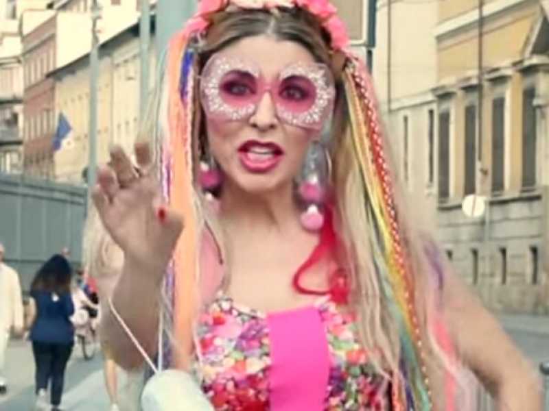 Screenshot dal video di "Ominidi", di Valeria Vapor