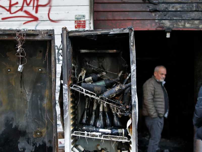 Il rogo del Baraka Bistrot a Centocelle (foto LaPresse)