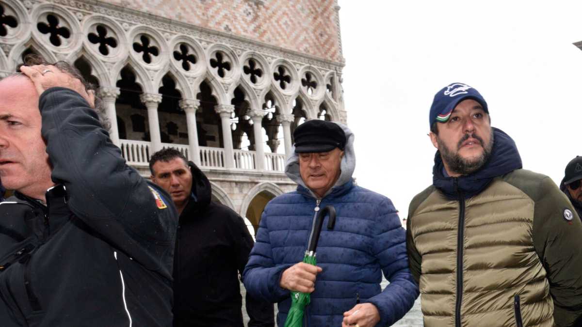 Immagine di Zaia nell’acqua alta