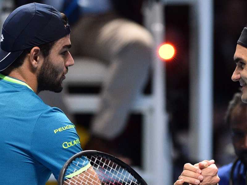 Matteo Berrettini (a sinistra) stringe la mano a Roger Federer, al termine di un incontro delle Atp Finals 2019 a Londra (foto LaPresse)
