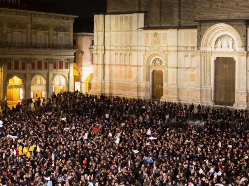 Migliaia di manifestanti si sono radunati in Piazza Maggiore a Bologna per protestare contro l'evento della Lega organizzato nelle stesse ore al PalaDozza (foto Facebook)