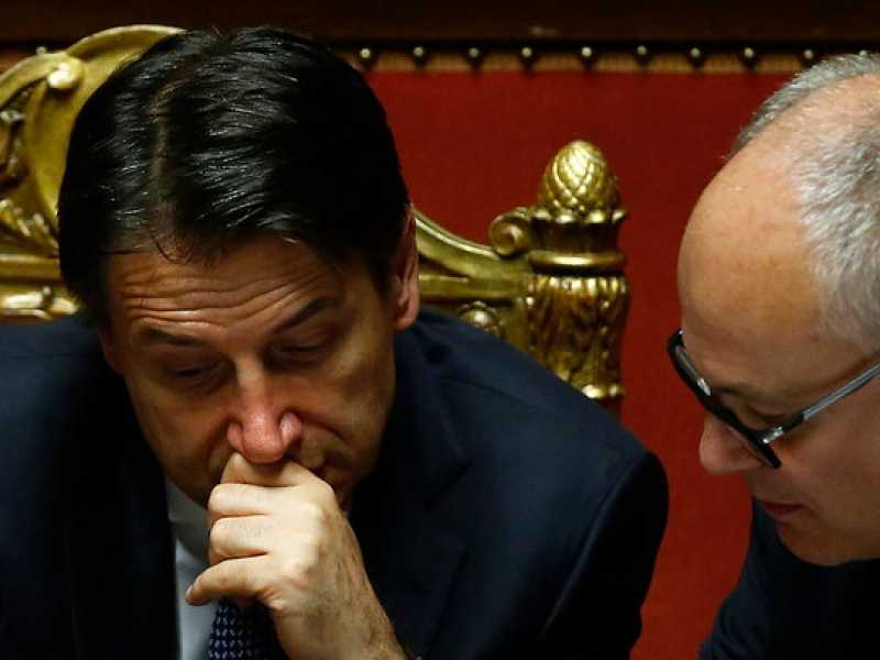 Il presidente del Consiglio Giuseppe Conte assieme al ministro dell'Economia Roberto Gualtieri (foto LaPresse)