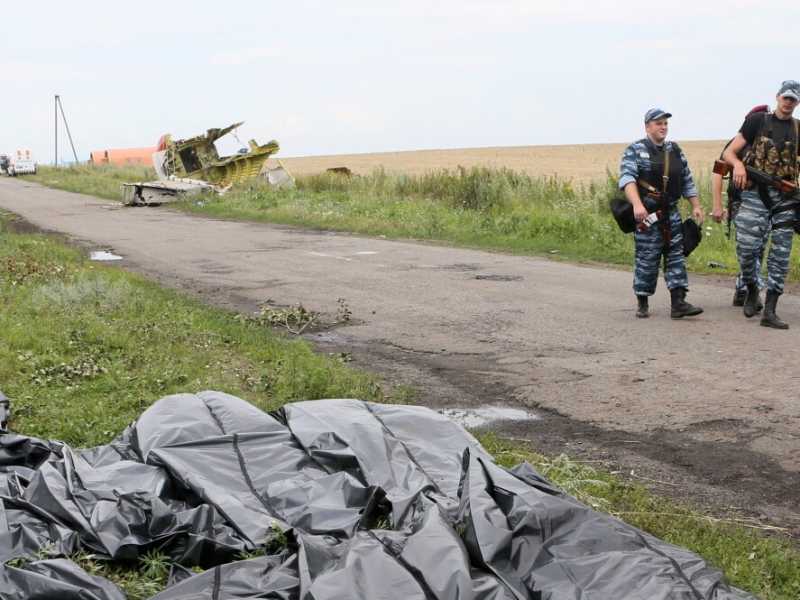Luglio 2014, militari filorussi pattugliano i resti del Boeing MH17 della Malaysia Airlines