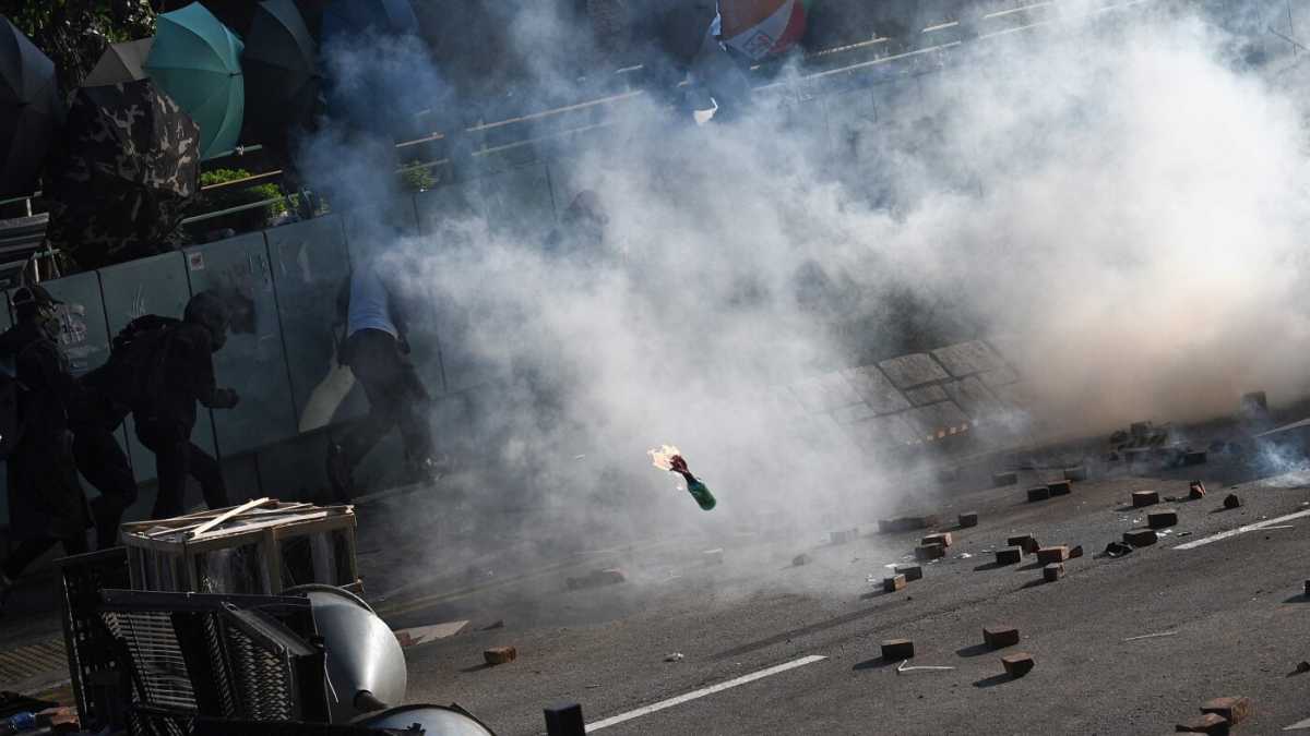 Immagine di L'interruzione dello spegnimento Ilva e l'irruzione della polizia in un'università a Hong Kong
