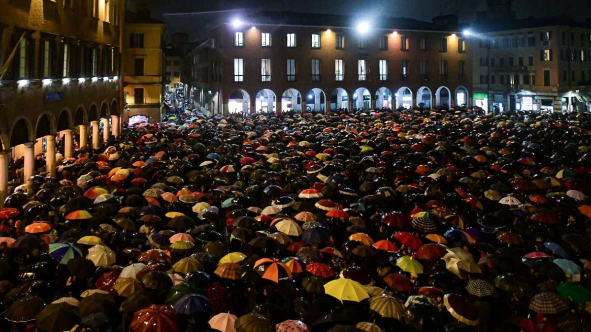 Immagine di Ombrelli e sardine