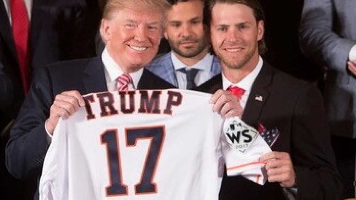 Immagine di Anche la premiazione di una squadra di baseball diventa un referendum su Trump