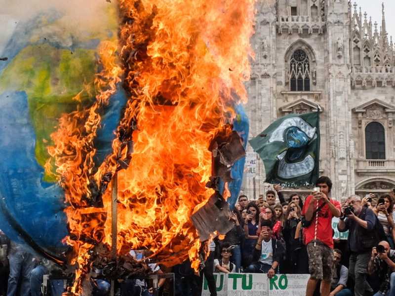 Una manifestazione contro i cambiamenti climatici a Milano (foto LaPresse)