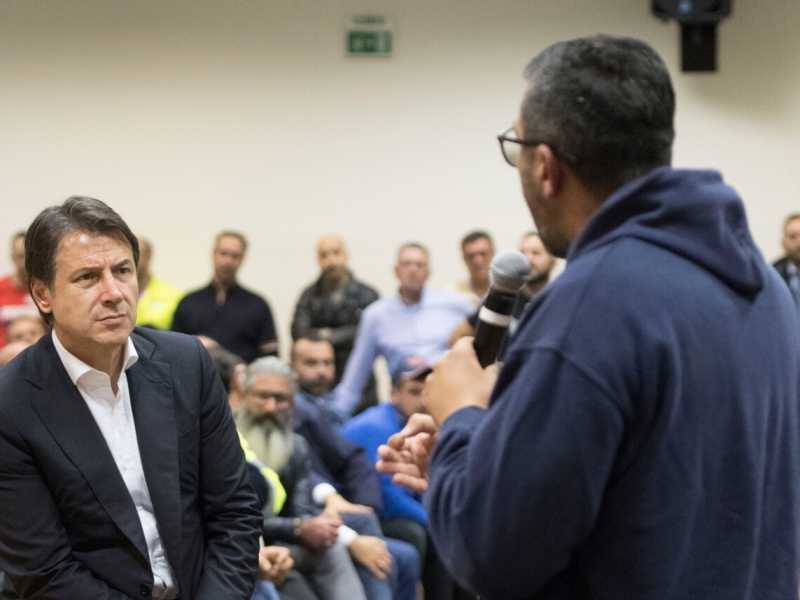 Il presidente Giuseppe Conte incontra gli operai dell'ex Ilva a Taranto (foto LaPresse)