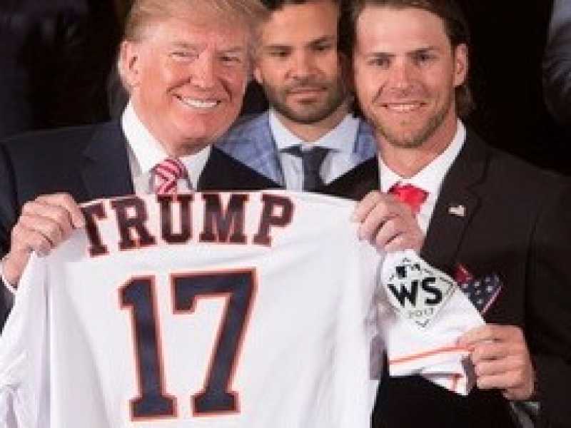 Il presidente americano Donald Trump assieme alla squadra di baseball Houston Astros alla Casa bianca, nel marzo del 2018 (foto di Joyce N. Boghosian, White house)