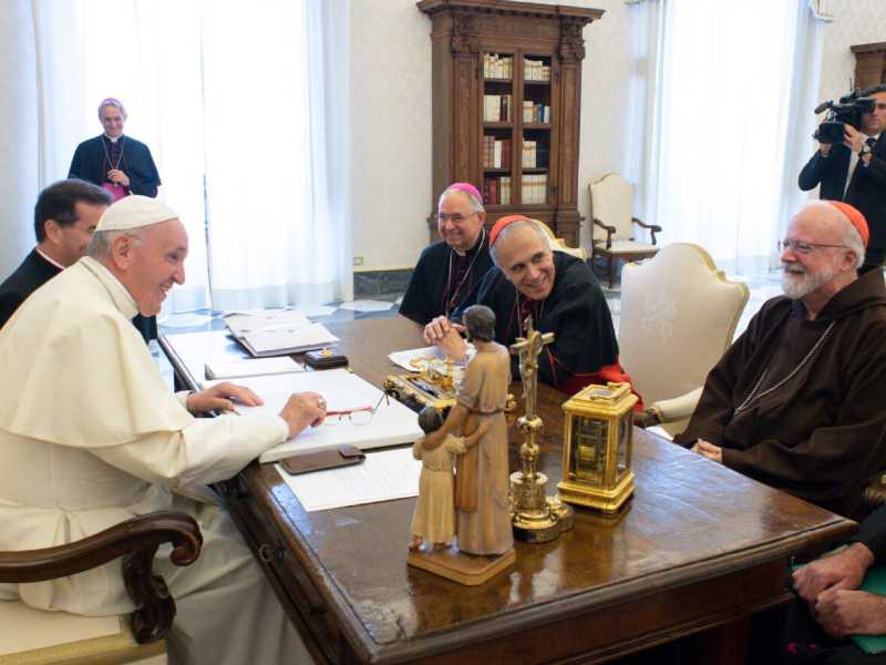 Jos&eacute; Horacio G&oacute;mez, Daniel DiNardo, Se&aacute;n Patrick O&rsquo;Malley con Papa Francesco (foto LaPresse)