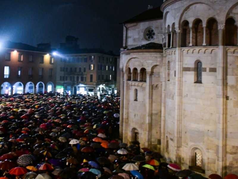 Manifestazione delle "Sardine" contro la visita di Matteo Salvini a Modena (LaPresse)