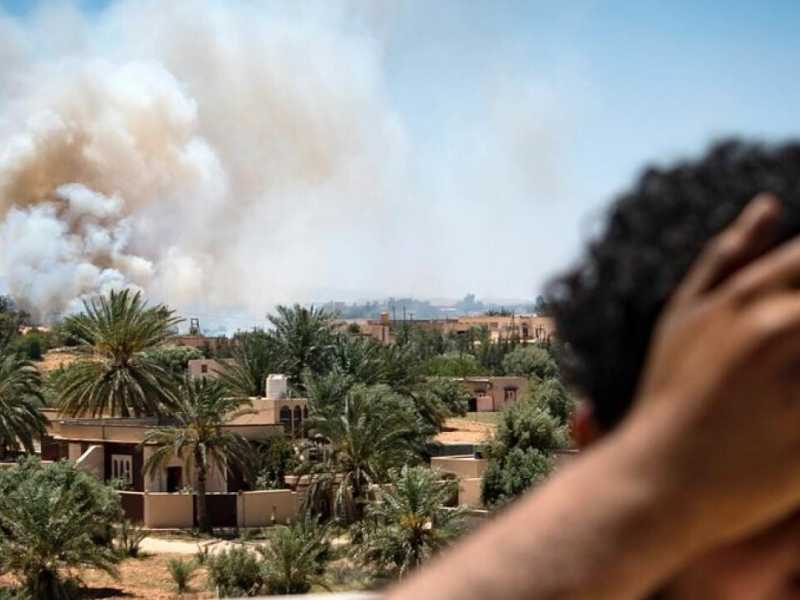 Gli scontri tra le truppe di Haftar e quelle di Serraj alle porte di Tripoli (foto LaPresse)