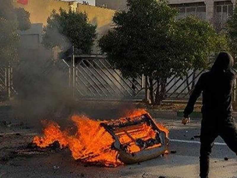 Manifestanti a Shiraz in Iran (foto LaPresse)
