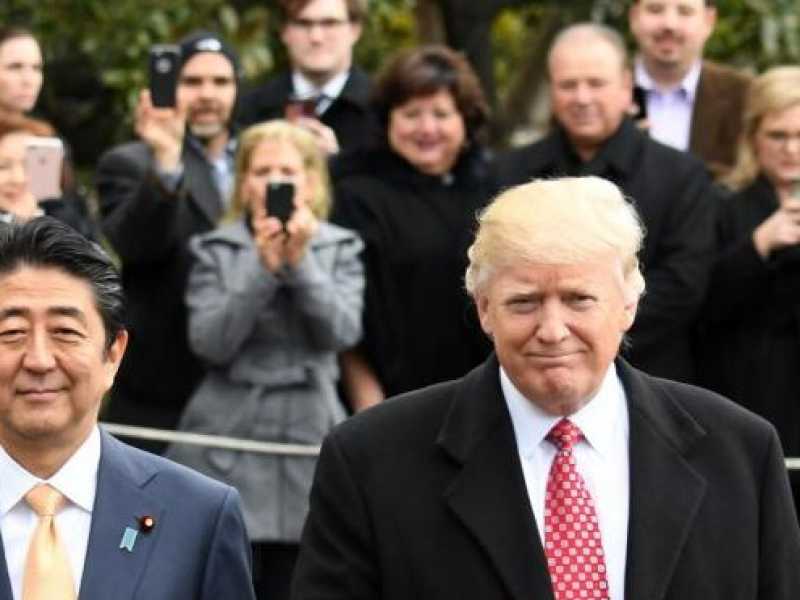 Il presidente degli Stati Uniti Donald Trump e il primo ministro giapponese Shinzo Abe (foto La Presse)