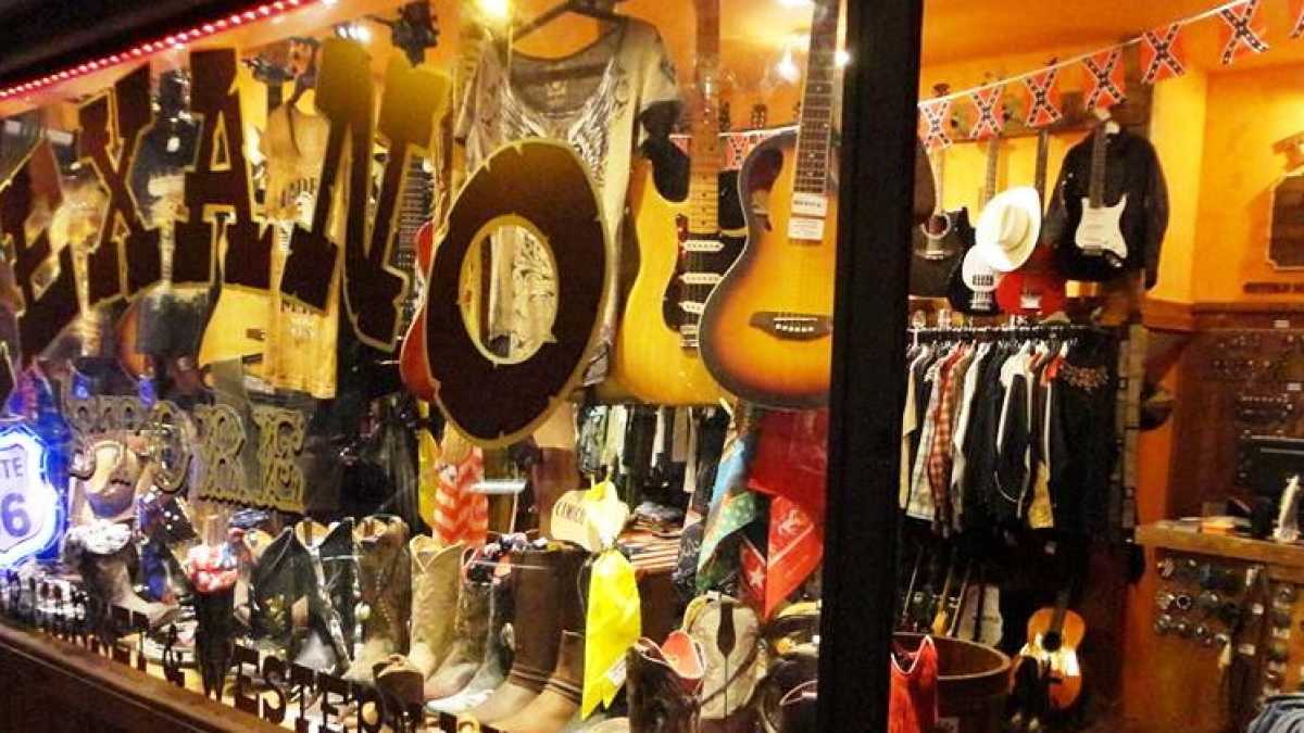Immagine di Col cappello da cowboy nel negozio più country (de Roma)