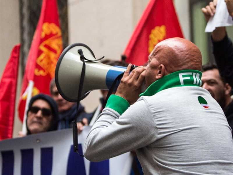 Sit-in di Fiom, Cisl e Uilm durante l'incontro al Mise tra i sindacati e i vertici di ArcelorMittal (foto LaPresse)