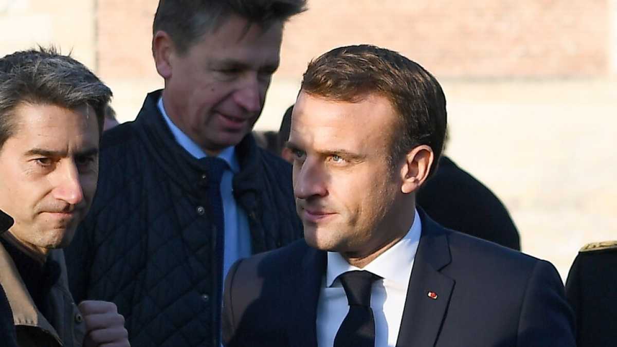 Immagine di Macron e i lavoratori di Whirlpool