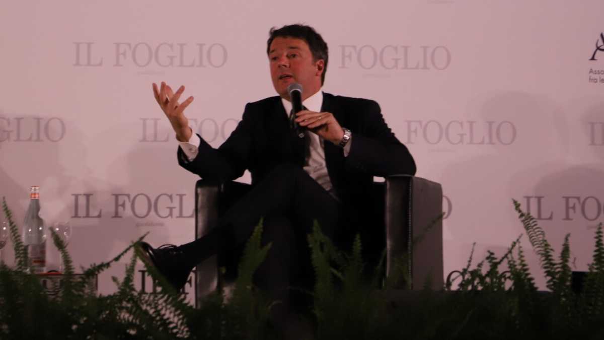 Immagine di Renzi contro i surfisti del populismo