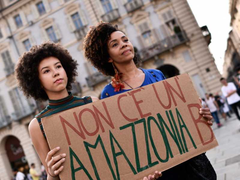 Torino, Flash Mob in piazza Castello contro gli incendi della foresta Amazzonica (foto LaPresse)