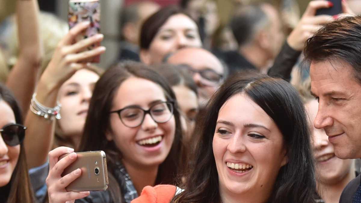 Immagine di Conte batte Di Maio: è lui (di gran lunga) il più popolare nel governo