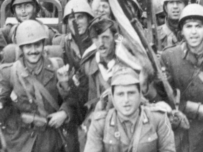 Soldati italiani durante la seconda guerra mondiale (foto LaPresse)