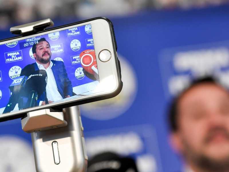 Matteo Salvini ripreso da uno smartphone (LaPresse)