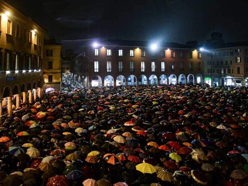 La manifestazione delle "Sardine" contro la visita di Matteo Salvini a Modena. A Ferrara invece le cose vanno molto diversamente (foto LaPresse)