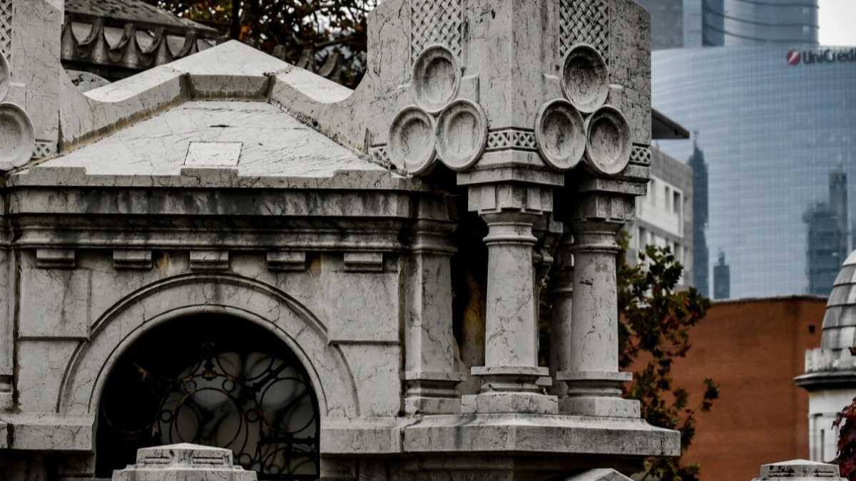 Immagine di Non c'è salvezza per le tombe del Monumentale di Milano