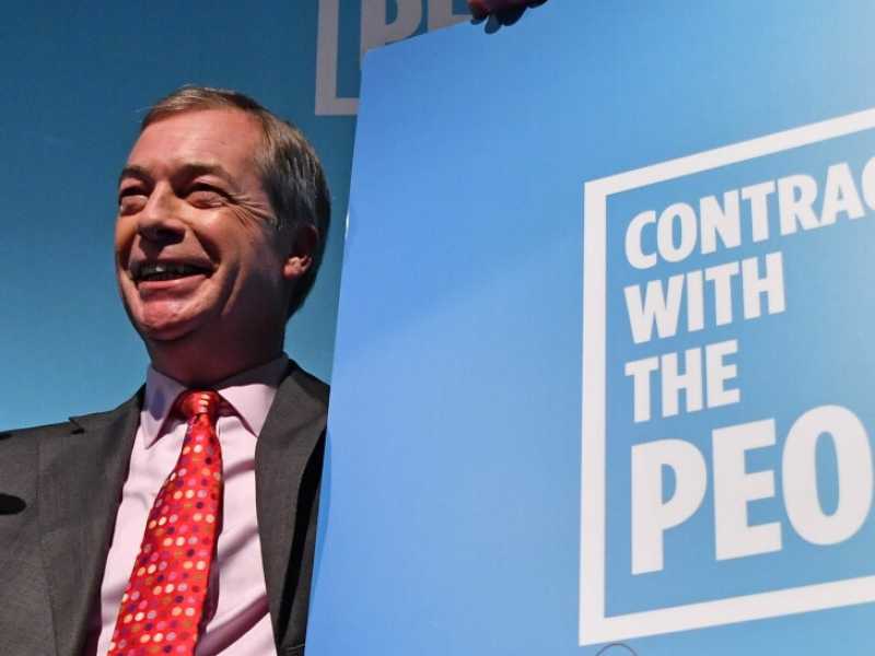 Il leader del Brexit Party, Nigel Farage, firma il suo "contratto con il popolo" (foto LaPresse)
