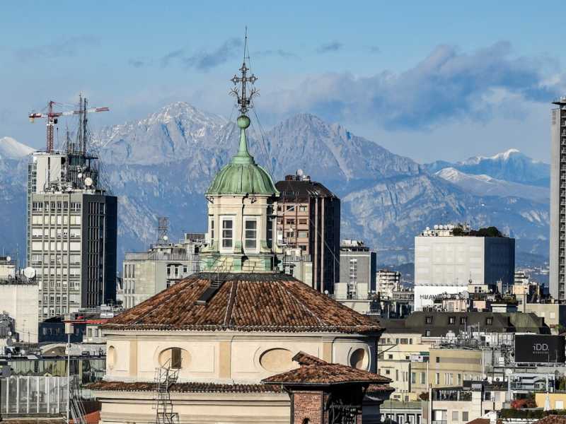 Milano, panoramica dalla terrazza del Duomo (LaPresse)