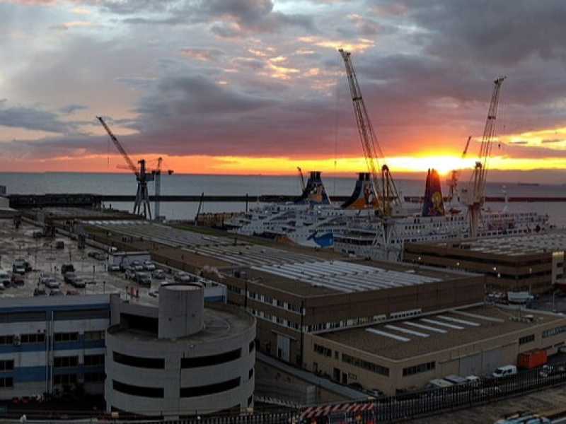 Un'immagine del porto di Genova (foto Pixabay)