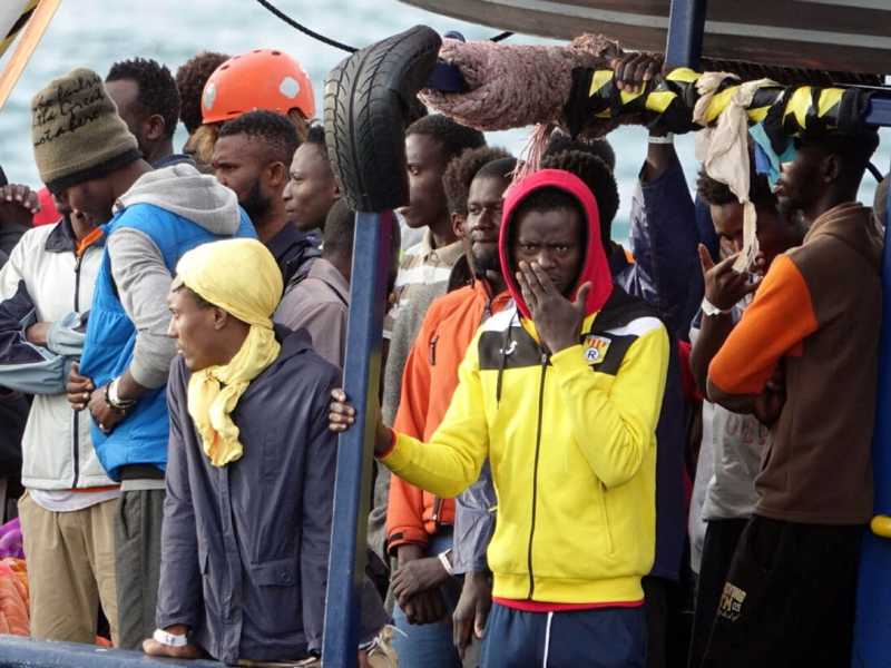 Migranti: l'arrivo della Alan Kurdi nel porto di Taranto