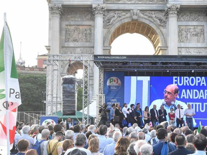 Chiusura della campagna elettorale per le europee del Partito Democratico presso l'arco della pace a Milano (foto LaPresse)