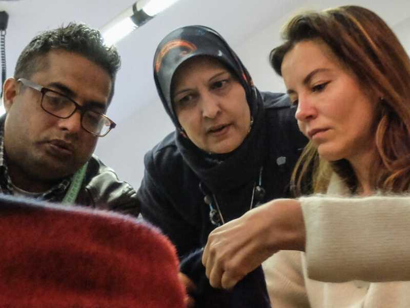 Il laboratorio di sartoria Connecting Cultures a Milano (foto LaPresse)
