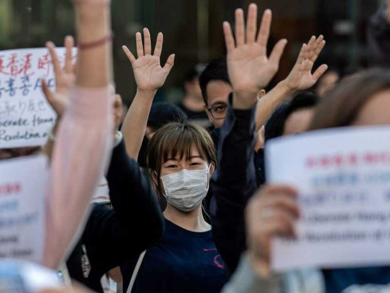 Manifestanti in strada ad Hong Kong (foto LaPresse)