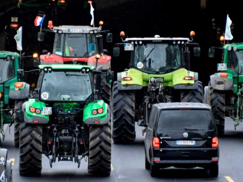 La protesta dei trattori a Parigi (foto LaPresse)