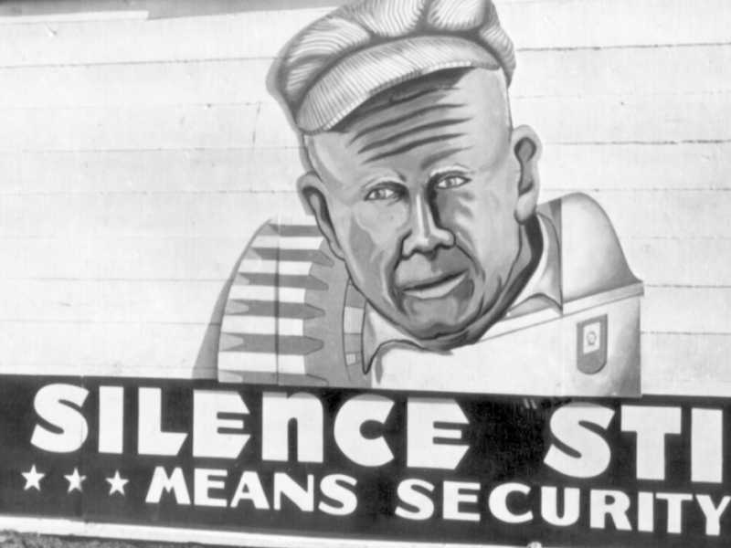 Un poster americano della Seconda guerra mondiale: "Tieni a freno la lingua, il lavoro non &egrave; finito. Silenzio significa sicurezza&rdquo; - Opera del Governo degli Stati Uniti (via doe-oakridge/Flickr)