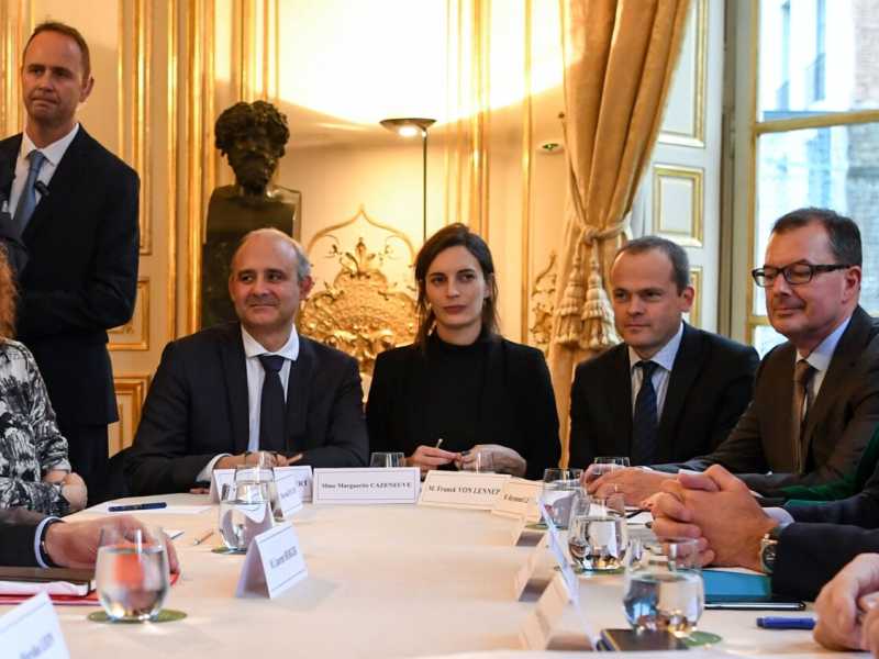 Laurent Berger (a sinistra) col primo ministro Edouard Philippe (a destra) (foto LaPresse)