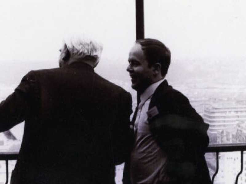 Elvio Fachinelli e Cesare Musatti, di spalle, sulla terrazza di un ristorante a Roma nel 1969 (&copy; Lisetta Carmi 1969, Collezione privata Fachinelli)